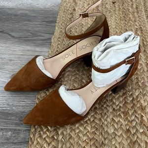 Pointed toe heels
